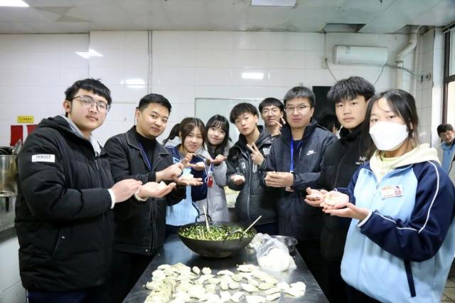 宁夏新东方技工学校师生冬至包饺子温馨满校园
