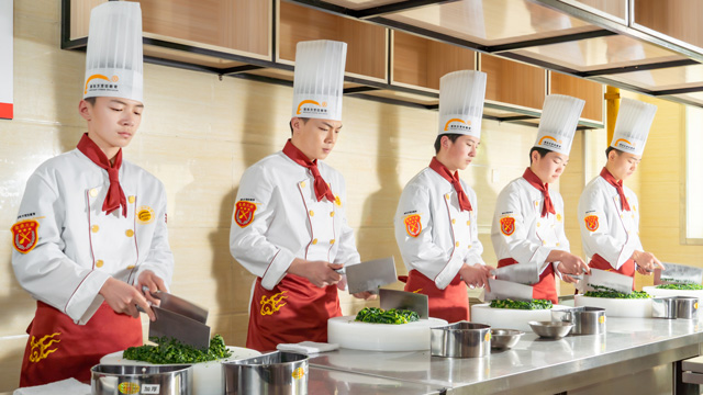 学厨师有出路吗？厨师行业的未来好不好？